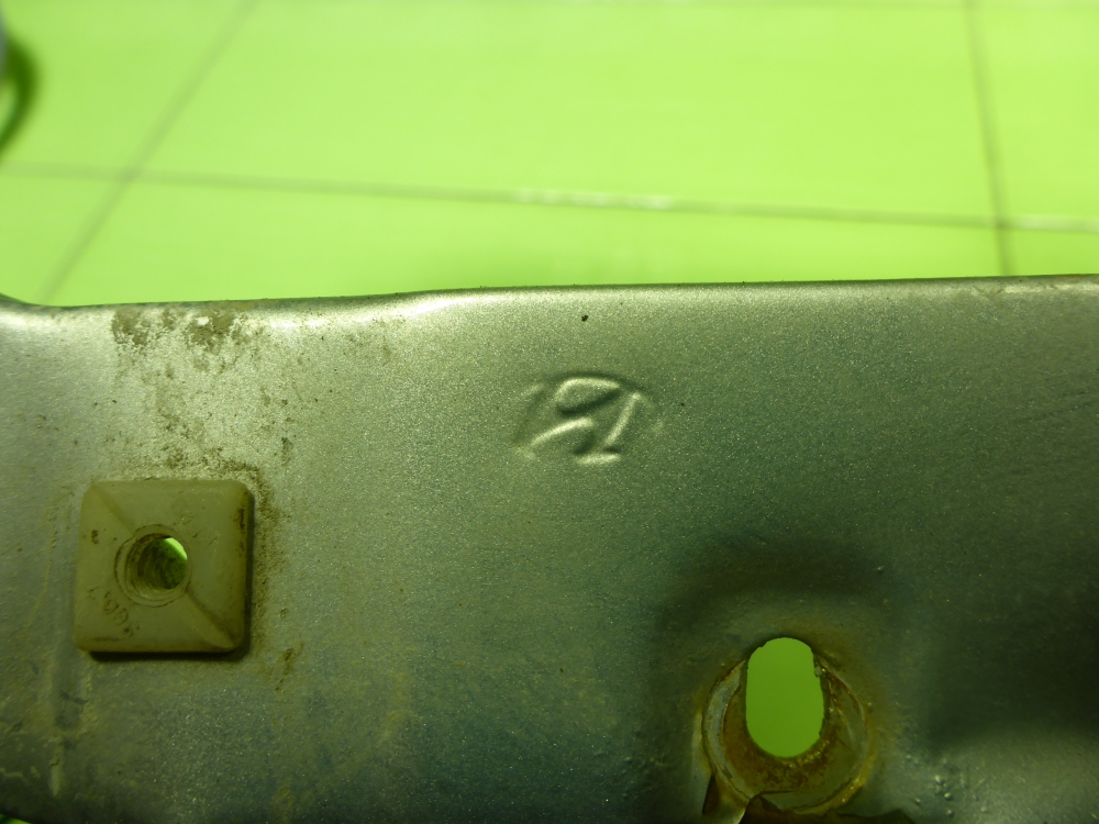 Крыло переднее левое