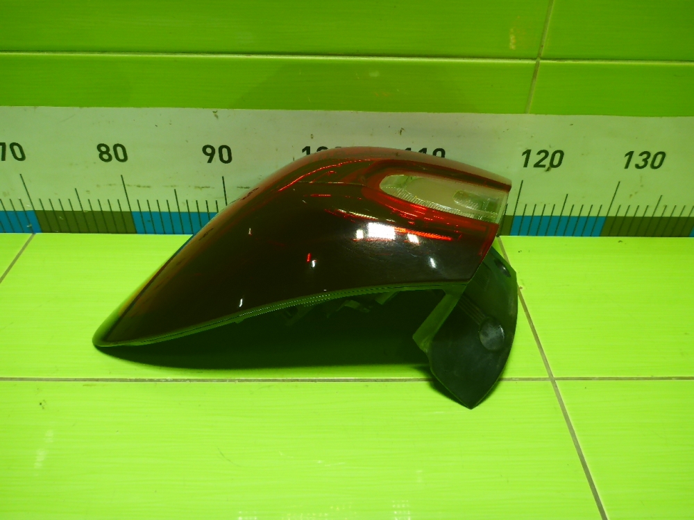 Фонарь задний наружный правый