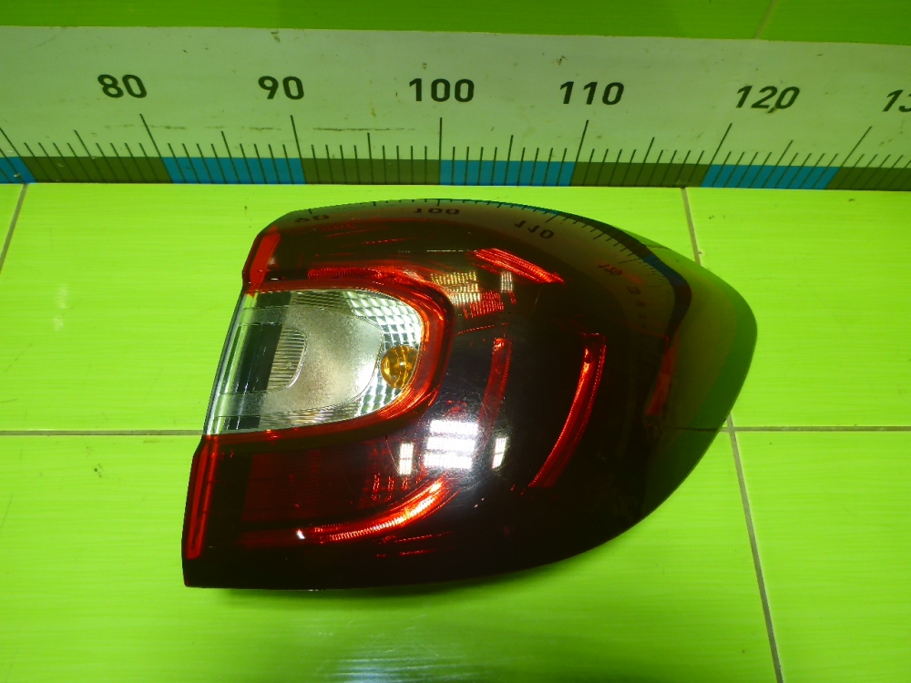 Фонарь задний наружный правый
