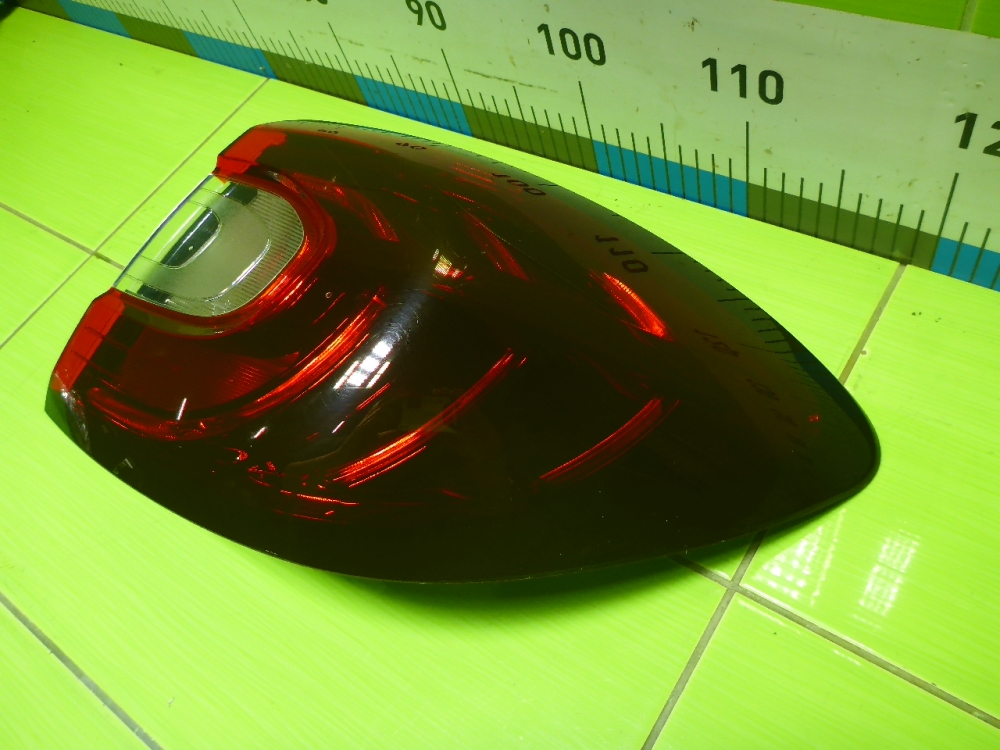 Фонарь задний наружный правый