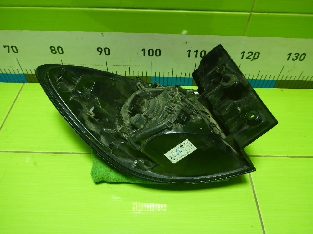 Фонарь задний наружный правый