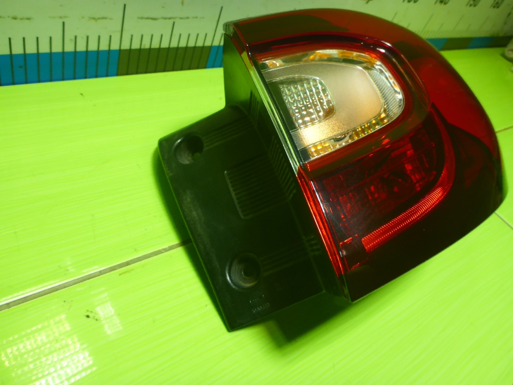 Фонарь задний наружный правый