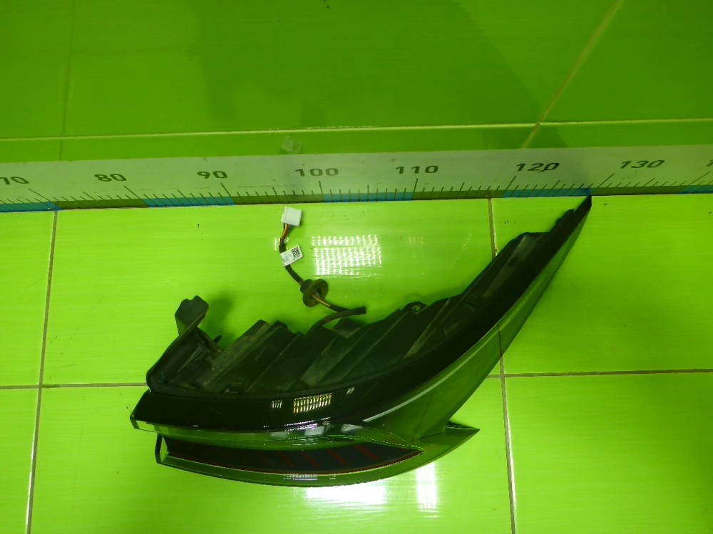 Фонарь задний наружный правый