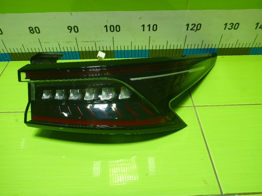 Фонарь задний наружный правый