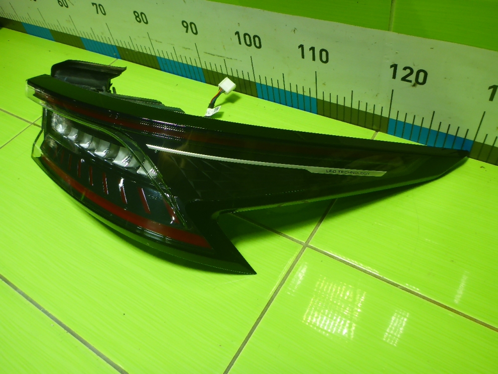 Фонарь задний наружный правый