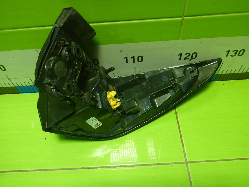 Фонарь задний наружный левый