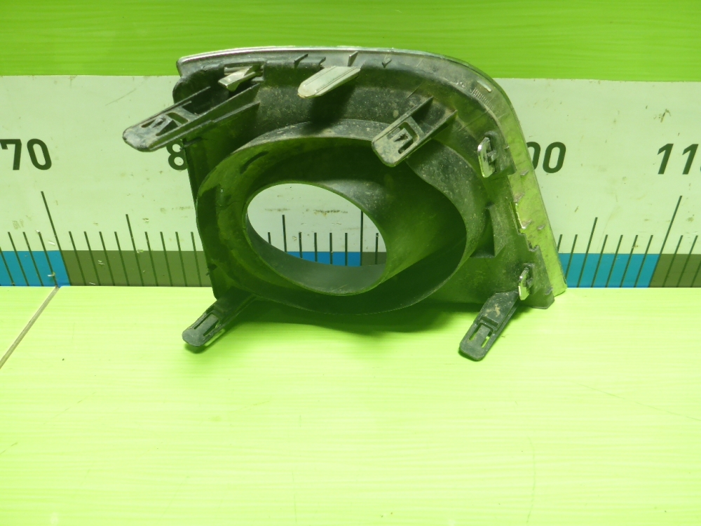 Рамка противотуманной фары правой