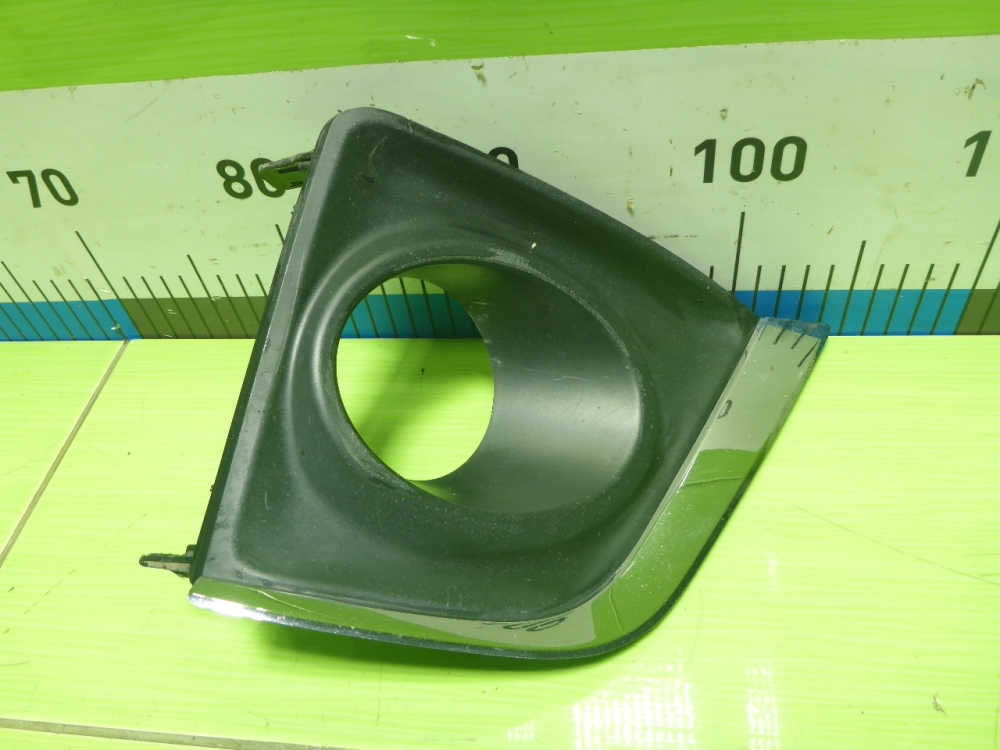 Рамка противотуманной фары правой