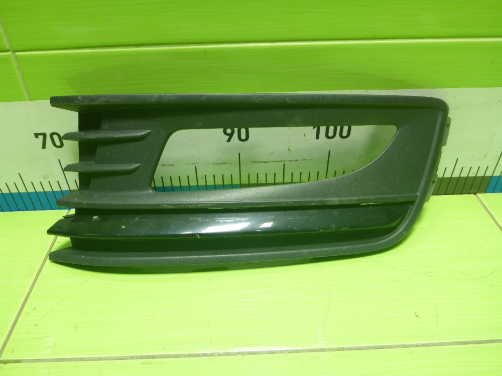 Рамка противотуманной фары левой