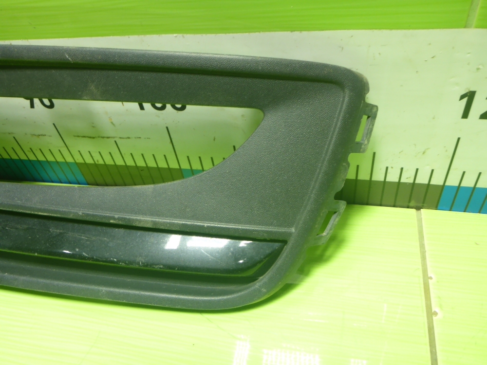 Рамка противотуманной фары левой