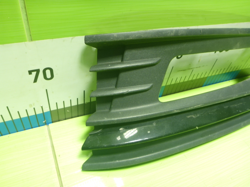 Рамка противотуманной фары левой