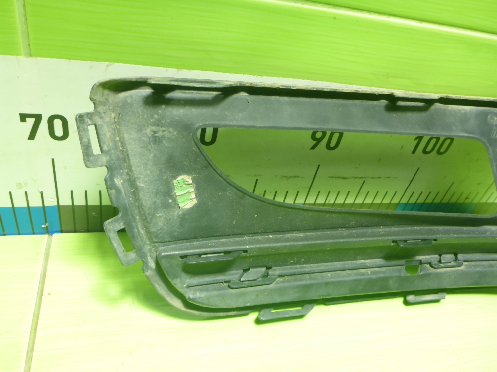 Рамка противотуманной фары левой