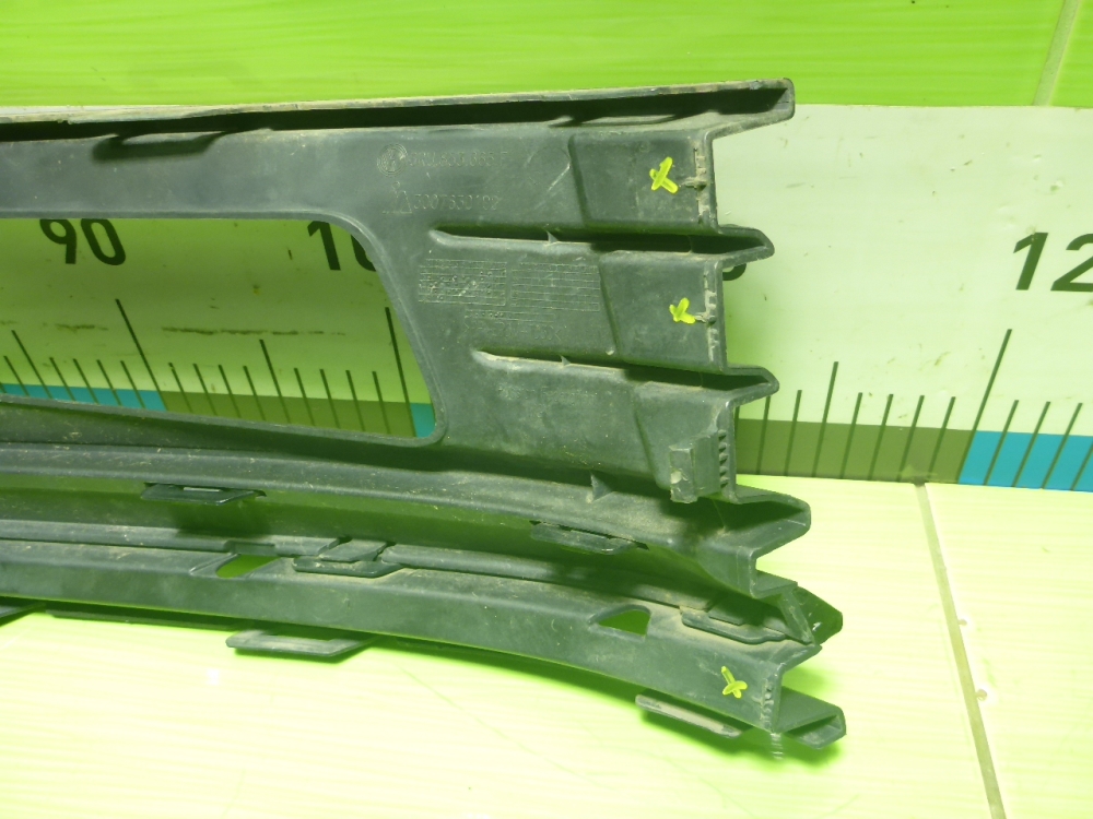 Рамка противотуманной фары левой