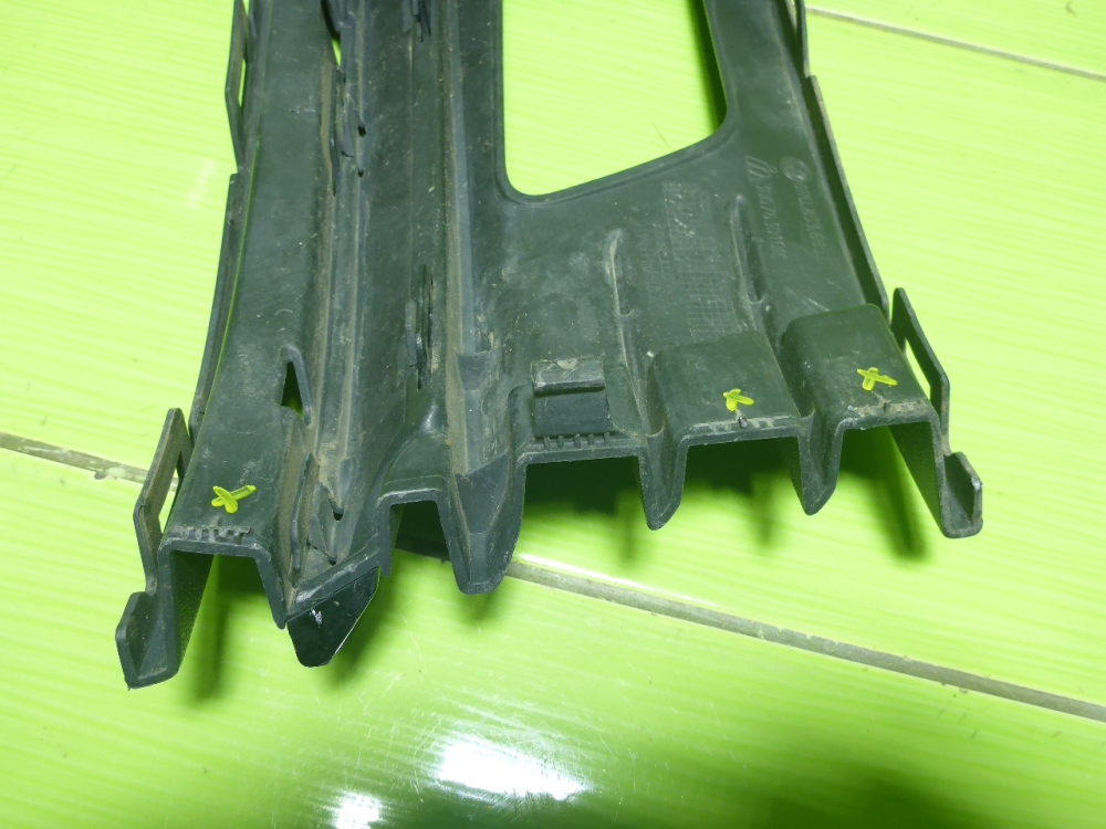 Рамка противотуманной фары левой