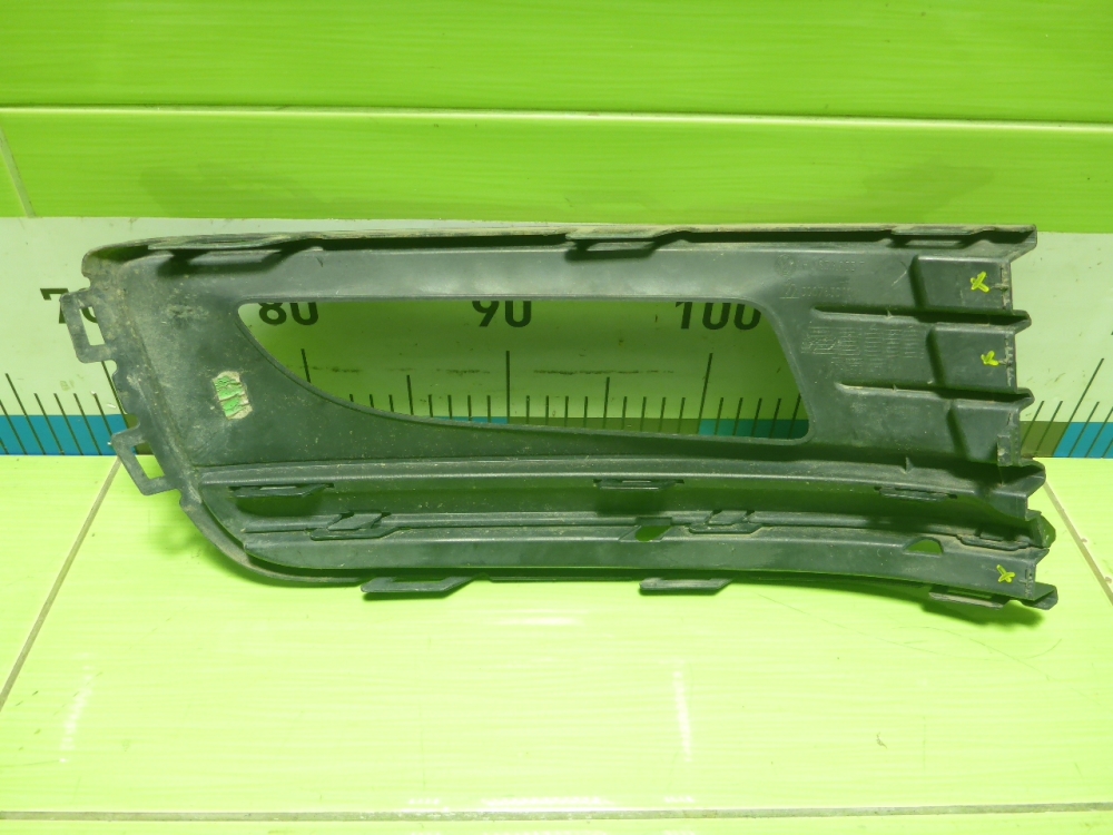 Рамка противотуманной фары левой