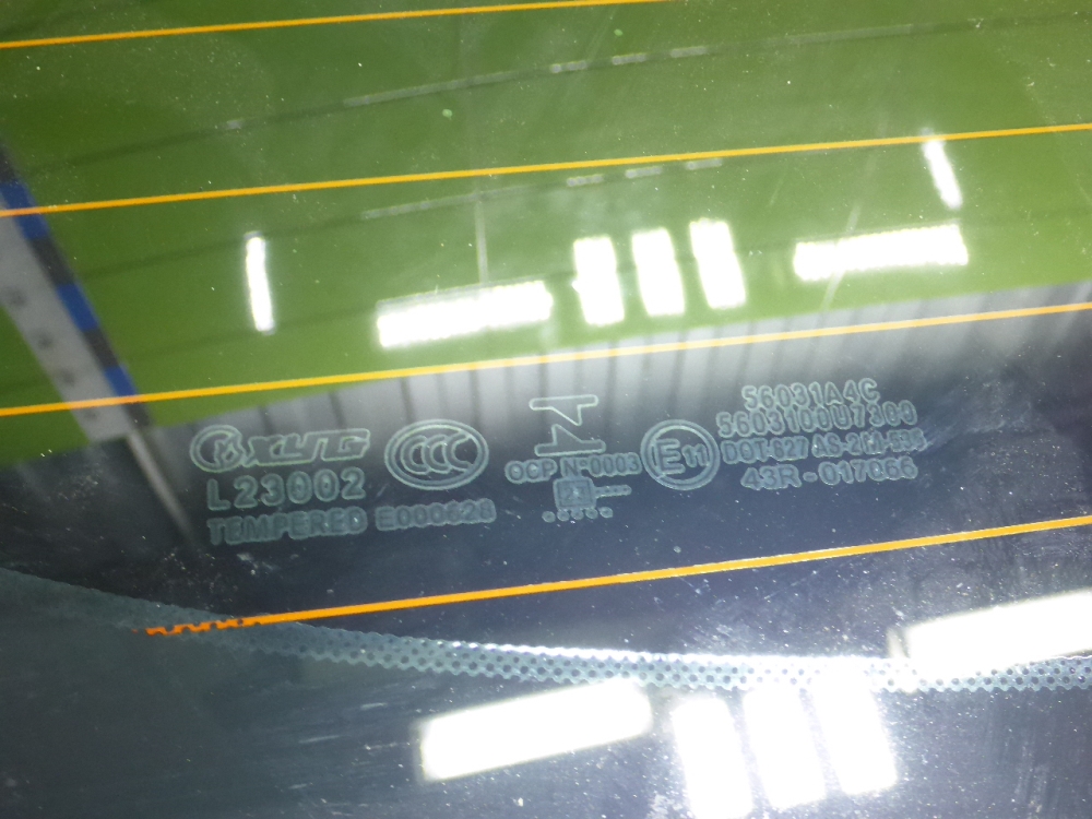 Стекло двери багажника