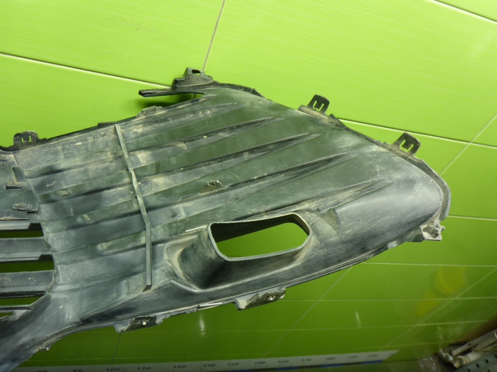 Решетка в бампер центральная