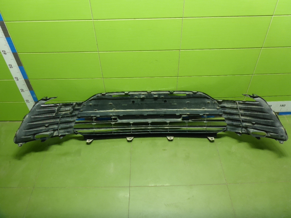 Решетка в бампер центральная