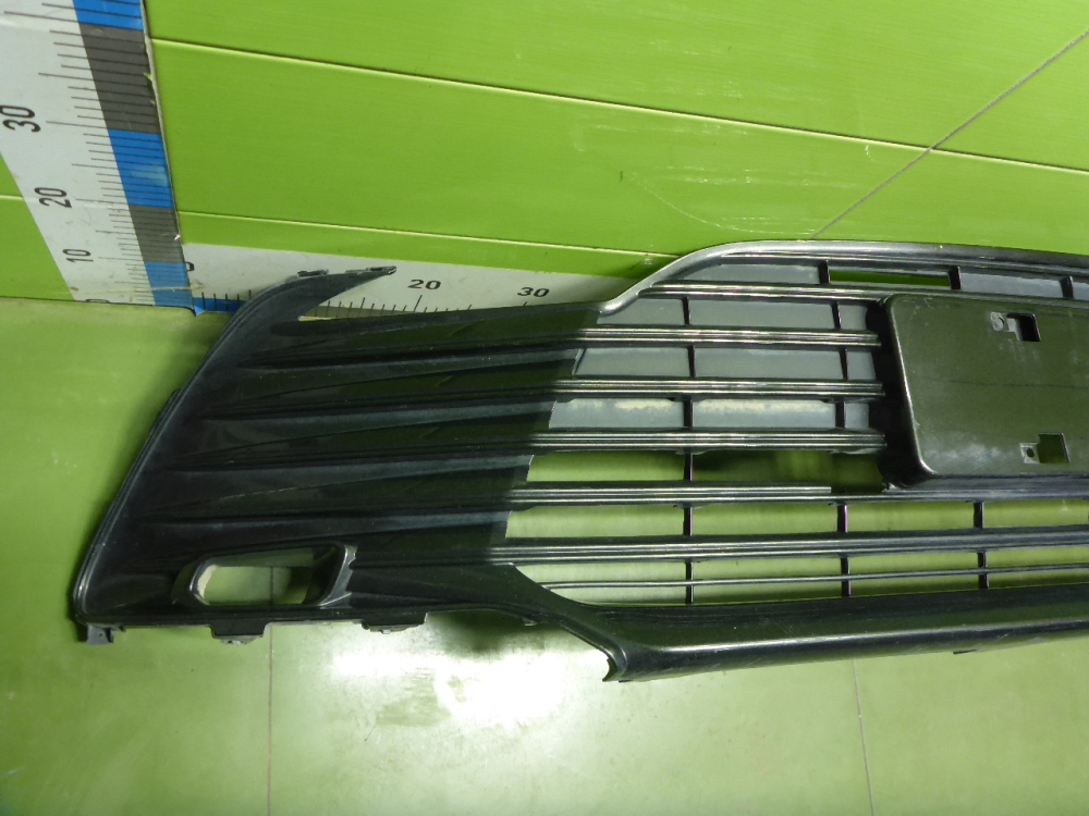 Решетка в бампер центральная
