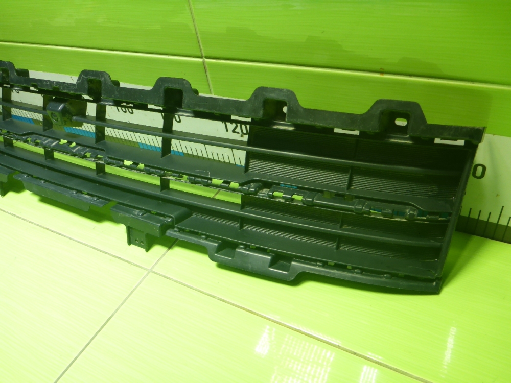 Решетка в бампер центральная