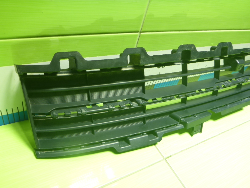 Решетка в бампер центральная