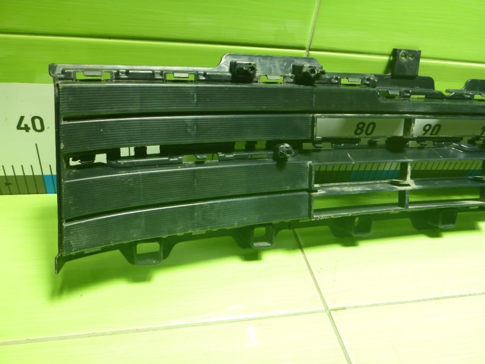 Решетка в бампер центральная