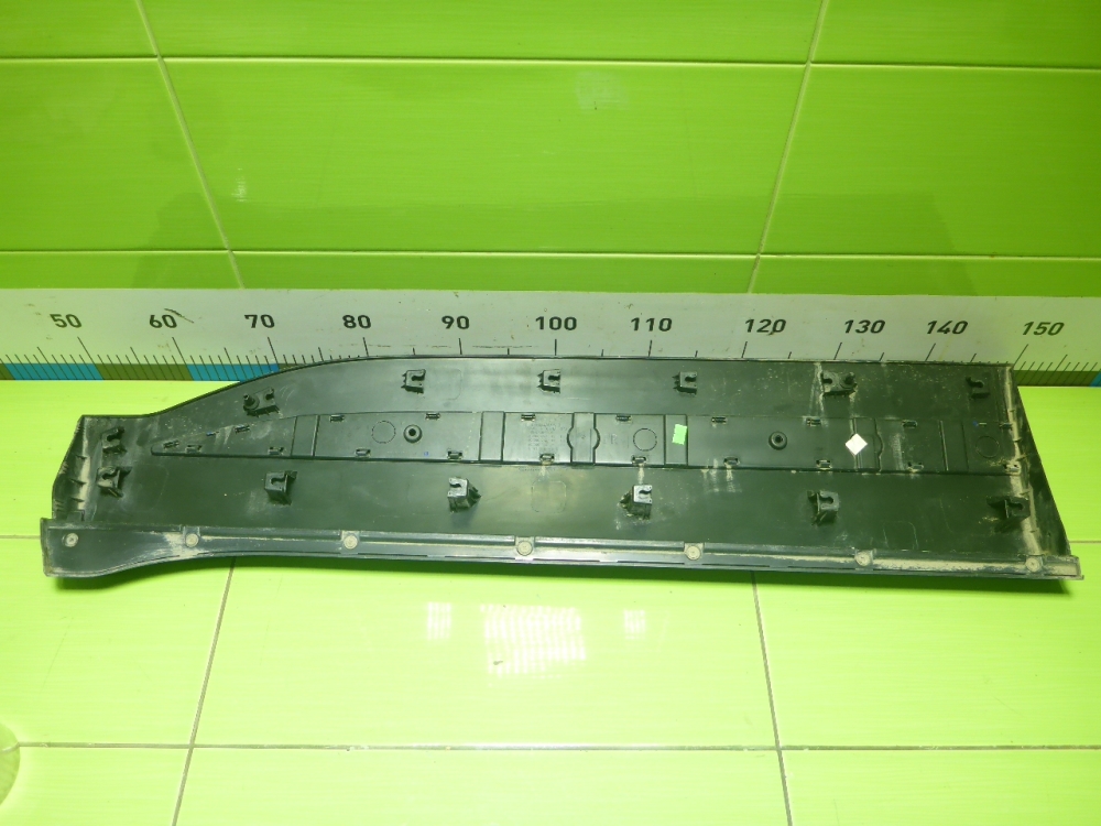 Накладка двери передней правой