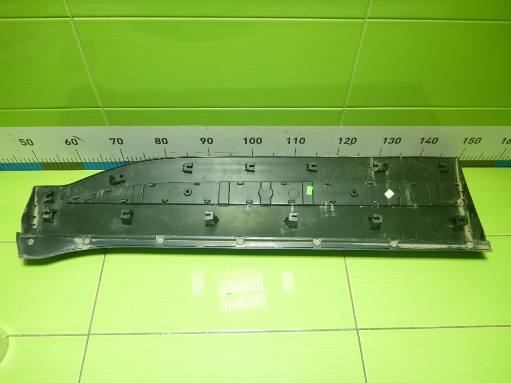 Накладка двери передней правой