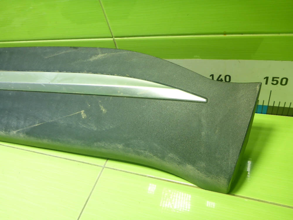 Накладка двери передней правой