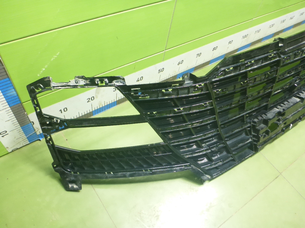 Решетка в бампер центральная