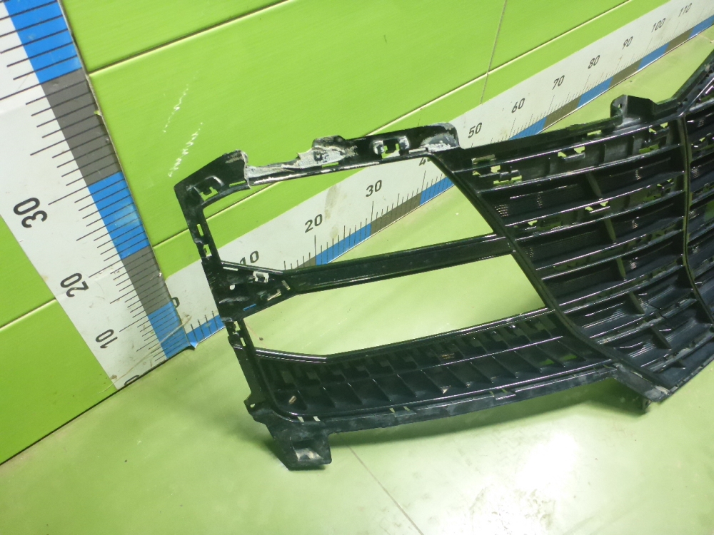 Решетка в бампер центральная