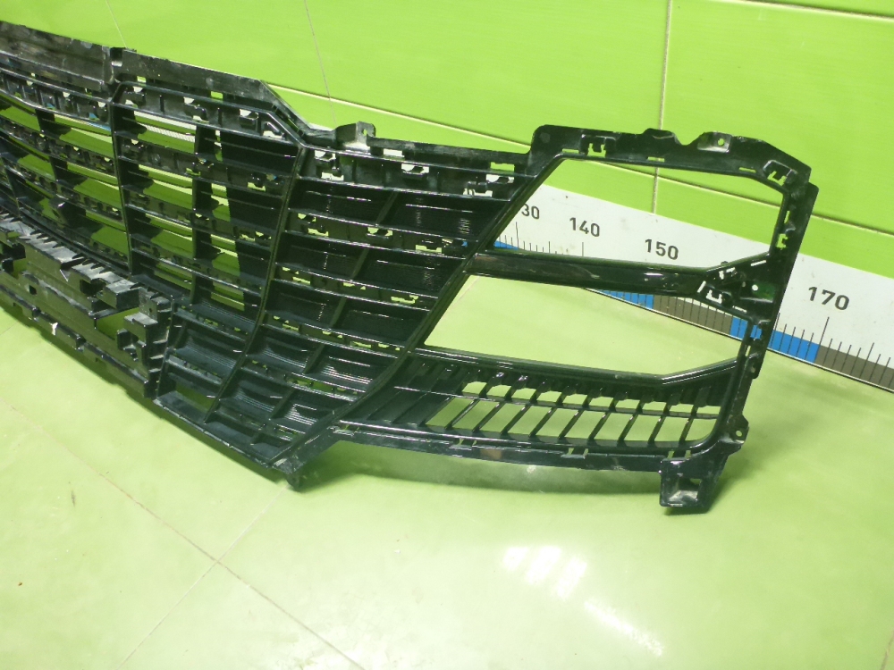 Решетка в бампер центральная