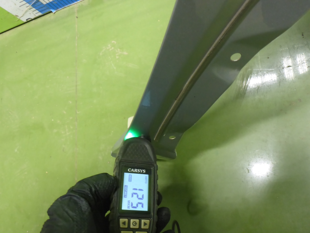 Крыло переднее правое