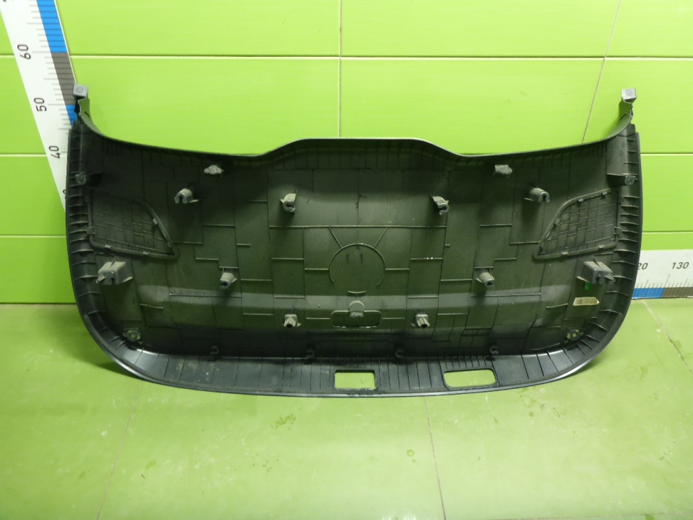 Обшивка двери багажника