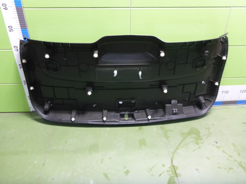 Обшивка двери багажника