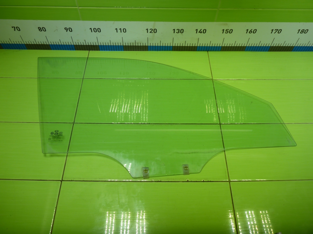 Стекло двери передней правой