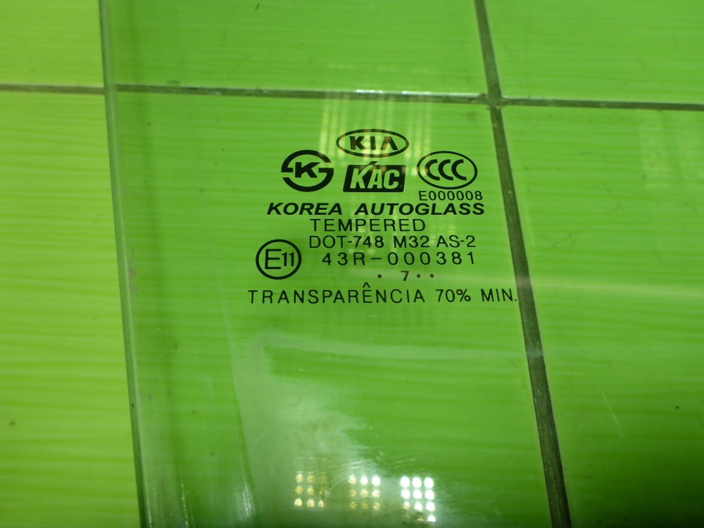 Стекло двери передней правой