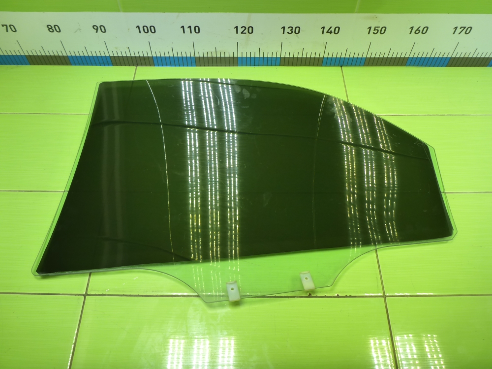 Стекло двери задней правой