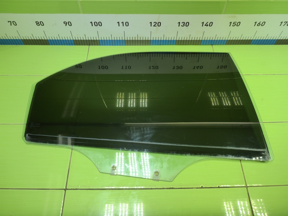 Стекло двери задней правой