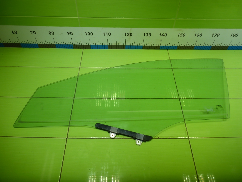 Стекло двери передней левой