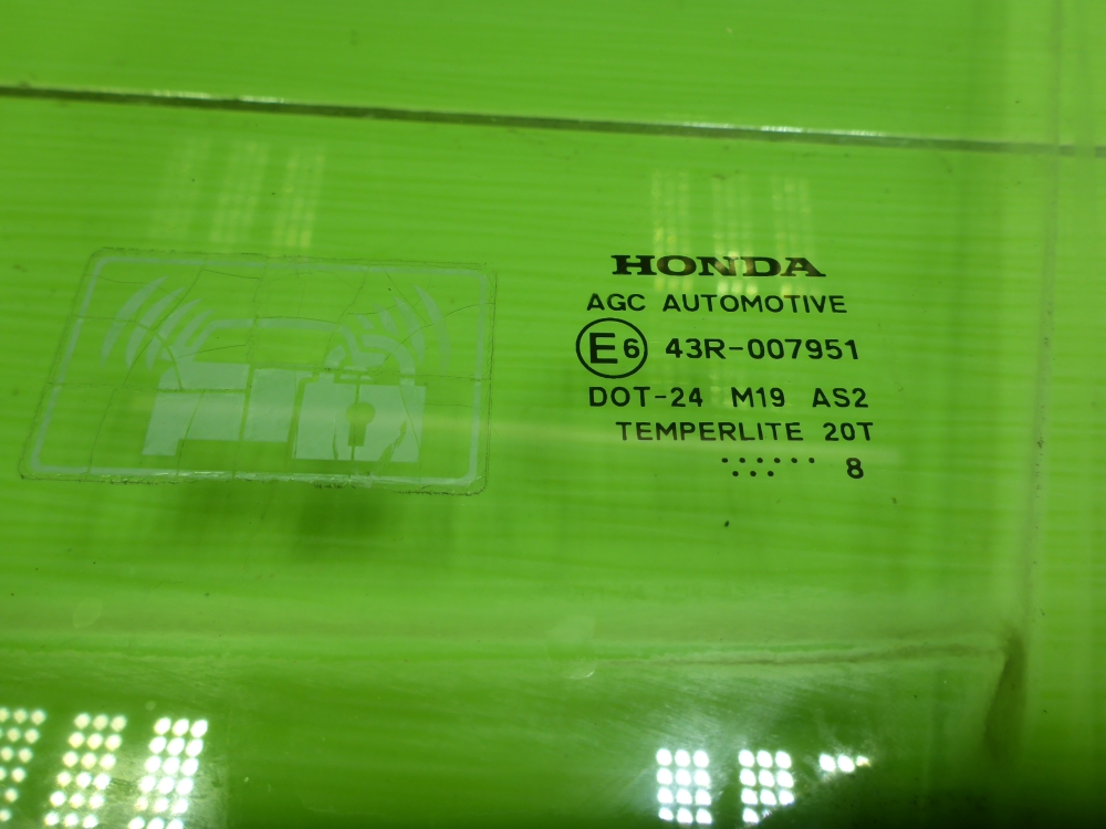 Стекло двери передней левой