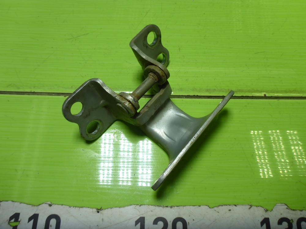 Петля двери передней левой верхняя