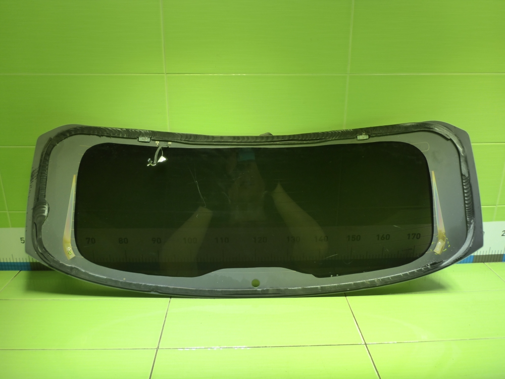 Стекло двери багажника