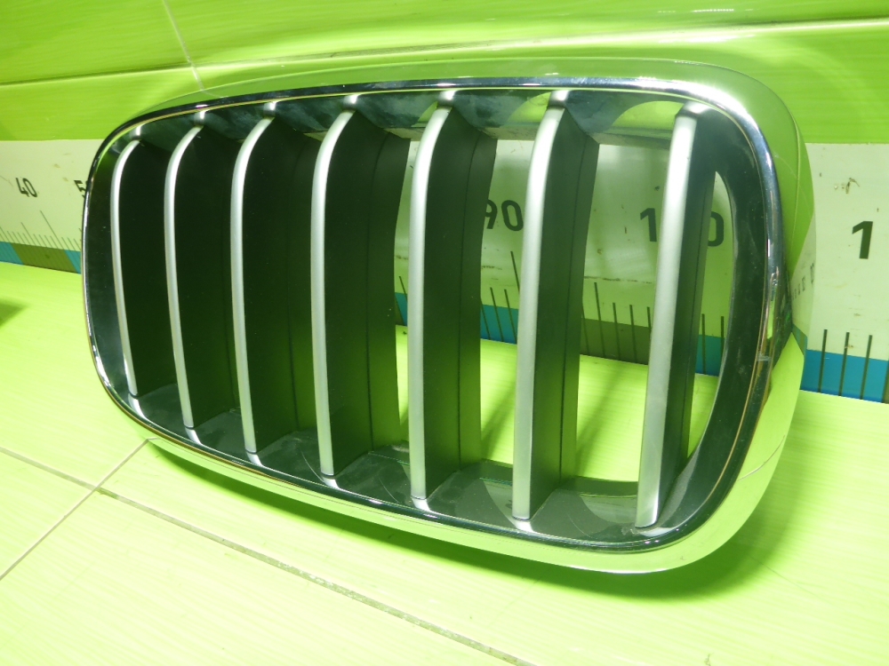 Решетка радиатора правая