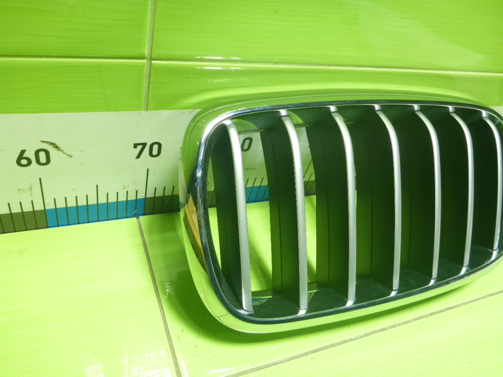 Решетка радиатора левая