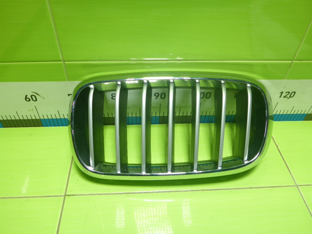 Решетка радиатора левая