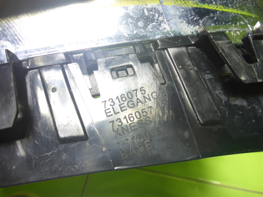 Решетка радиатора левая