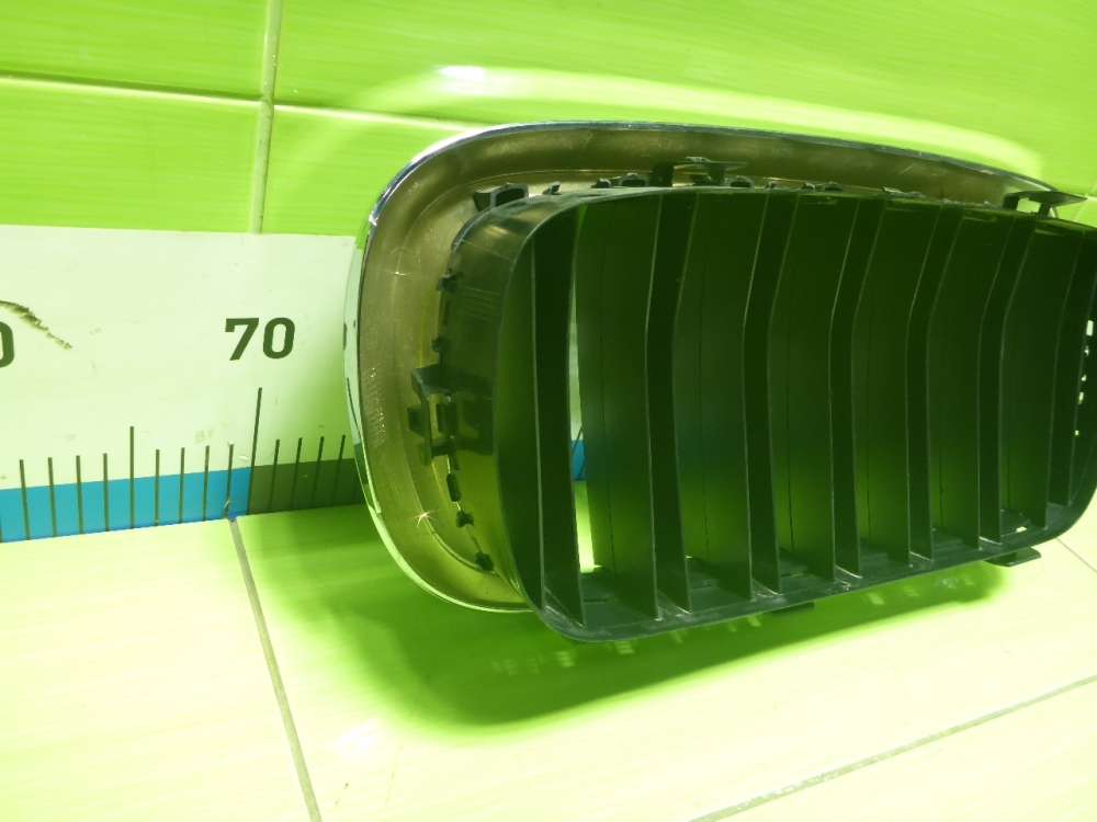 Решетка радиатора левая