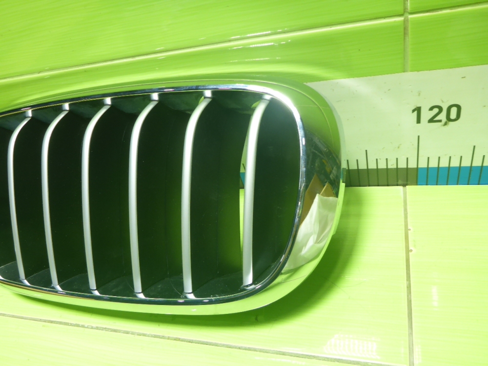 Решетка радиатора левая