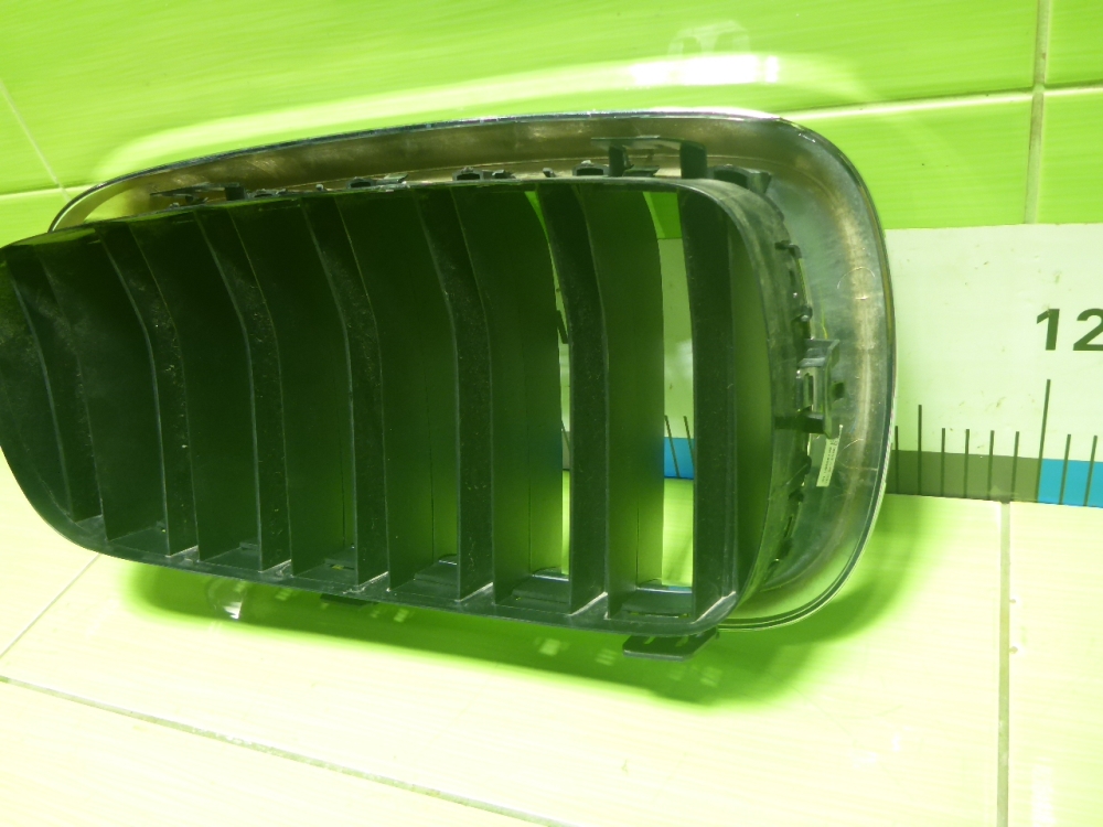 Решетка радиатора левая